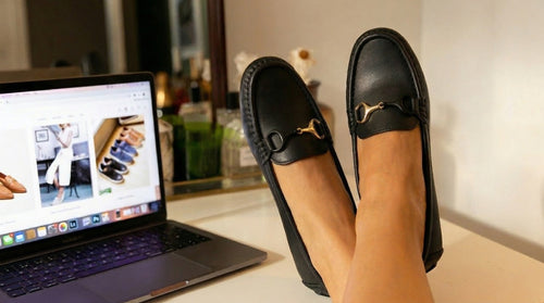 Détail de la quincaillerie du mocassin noir Morja